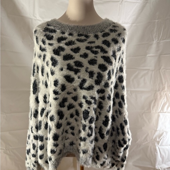 Andthewhy Black and White Spotted Oversized Sweater - Picture 1 of 6